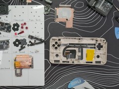 Ayaneo Pocket Ace teardown met uitgestalde onderdelen. (Afbeelding bron: What Obi Plays op YouTube)
