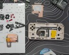 Ayaneo Pocket Ace teardown met uitgestalde onderdelen. (Afbeelding bron: What Obi Plays op YouTube)