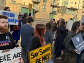 Voormalige werknemers van Rockstar North protesteren buiten het kantoor in Edinburgh. (Afbeelding bron: GTABase.com op X)
