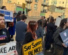Voormalige werknemers van Rockstar North protesteren buiten het kantoor in Edinburgh. (Afbeelding bron: GTABase.com op X)