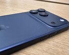 Beeldscherm van de iPhone 17 Pro Max in Deep Blue met krassen op de achterkant. (Afbeeldingsbron: Consomac)