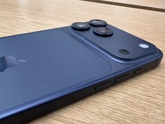 Beeldscherm van de iPhone 17 Pro Max in Deep Blue met krassen op de achterkant. (Afbeeldingsbron: Consomac)