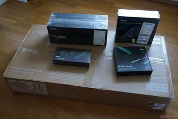 Inhoud van de verpakking: tafel (grote verpakking) en accessoires (monitorarmen, laptophouder, RGB-led, kabelbeheer)