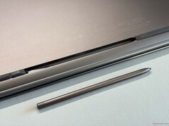 ...tussen de rubberen voetjes aan de voorkant...