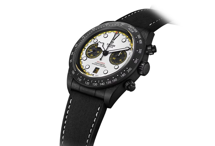 Het Tudor Black Bay Chrono Carbon 26 horloge heeft twee seconden subdials 