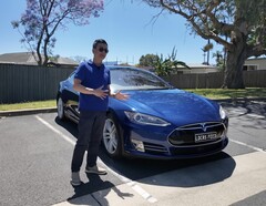 Tom's 2015 Tesla Model S 70D heeft meer dan 121.000 km of 75.000 mijl afgelegd. (Afbeelding bron: Ludicrous Feed via YouTube)