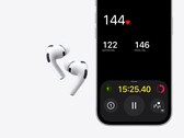 Een afbeelding van de Apple AirPods Pro 3 naast een iPhone
