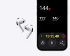 Een afbeelding van de Apple AirPods Pro 3 naast een iPhone