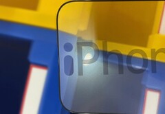 De Apple iPhone 14 Pro en iPhone 14 Pro Max zullen naar verwachting worden geleverd met &quot;i&quot;-vormige uitsparingen op het display. (Afbeelding bron: @UniverseIce - bewerkt)