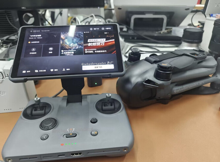 De RC Pro 2 heeft een ingebouwde HDMI-uitgang en microfoon met ondersteuning voor externe microfoons van DJI. (Afbeeldingsbron: via Sebastián Fernández)