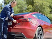Model 3 Performance verslaat zijn eigen schattingen van de actieradius (afbeelding: Top Gear/YT)