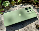 De Motorola Moto G56 is verkrijgbaar in vier kleurvarianten. Ons beoordelingstoestel is afgebeeld in Pantone Dill groen. (Afbeeldingsbron: Notebookcheck)