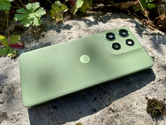 De Motorola Moto G56 is verkrijgbaar in vier kleurvarianten. Ons beoordelingstoestel is afgebeeld in Pantone Dill groen. (Afbeeldingsbron: Notebookcheck)