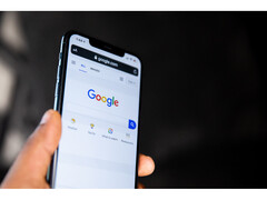 Een foto van een hand die een smartphone vasthoudt met de startpagina van Google Search geopend op het scherm. (Afbeelding bron: Solen Feyissa op Flickr)