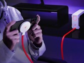 De compacte Liquid Cooling Radiator van OnePlus heeft een Magnetic Wireless Charging puck erop geschroefd. (Afbeeldingsbron: OnePlus)