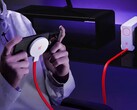 De compacte Liquid Cooling Radiator van OnePlus heeft een Magnetic Wireless Charging puck erop geschroefd. (Afbeeldingsbron: OnePlus)