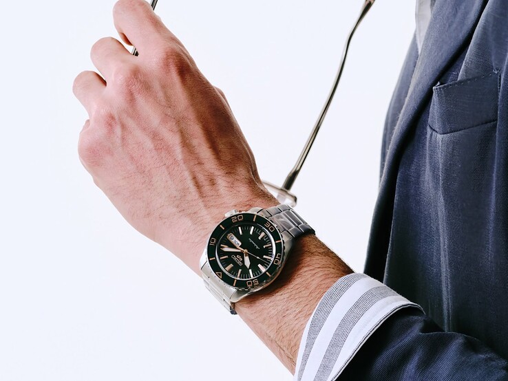 Seiko 5 Sports SKX HDB005-horloge gedragen om iemands pols
