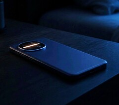 De Sharp Aquos R11 is voorzien van een RGB-ledstrip in de cameramodule.