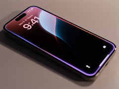 De iPhone 16 Pro gebruikt een conventioneel OLED-scherm, in tegenstelling tot zijn iPad Pro broers en zussen. (Afbeeldingsbron: Appshunter.io & Unsplash)