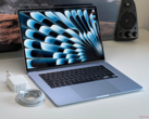 Apple 15-inch MacBook Air met oplader en kabel op een bureau (Afbeelding bron: Notebookcheck)