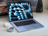 Apple 15-inch MacBook Air met oplader en kabel op een bureau (Afbeelding bron: Notebookcheck)