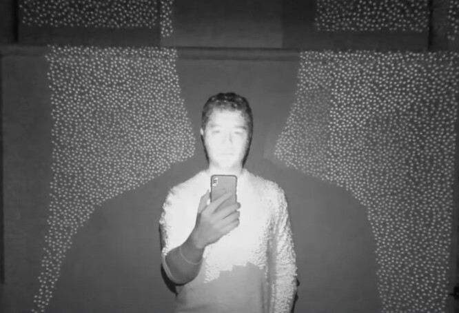 ApplefaceID werkt met een puntprojector, een schijnwerper en een IR-sensor. (Bron: Tech Insider op YouTube)