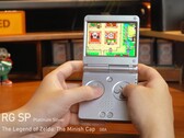 De Anbernic RG SP waarop een GBA-titel draait.