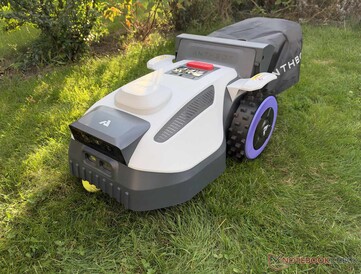 Hier valt een tennisbal ten prooi aan de Anthbot N8—de obstakeldetectie heeft dit niet voorkomen.