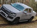 De nieuwe VW Amarok, die al als gecamoufleerd prototype is verschenen, zou in de toekomst een volledig elektrische aandrijflijn kunnen krijgen (Afbeelding: Volkswagen)
