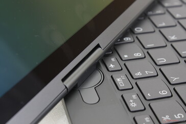 Slechts één klein scharnier voor het deksel, terwijl de meeste andere laptops twee scharnieren hebben of één langer scharnier