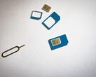 SIM-kaarten in drie formaten en een uitwerppin op een witte ondergrond