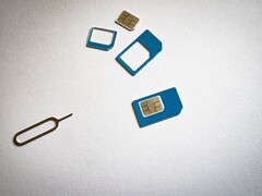 SIM-kaarten in drie formaten en een uitwerppin op een witte ondergrond