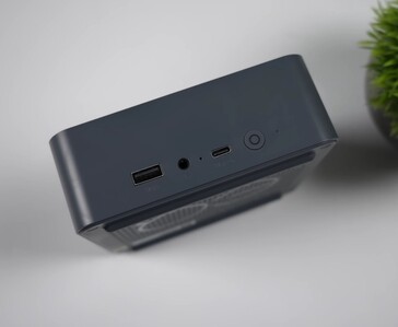 De I/O-aansluitingen aan de voorzijde van de Beelink EQi 304 mini-pc zijn voorzien van een USB Type-A-poort, een 3,5 mm audio-aansluiting, een USB-C-poort en een aan/uit-knop.