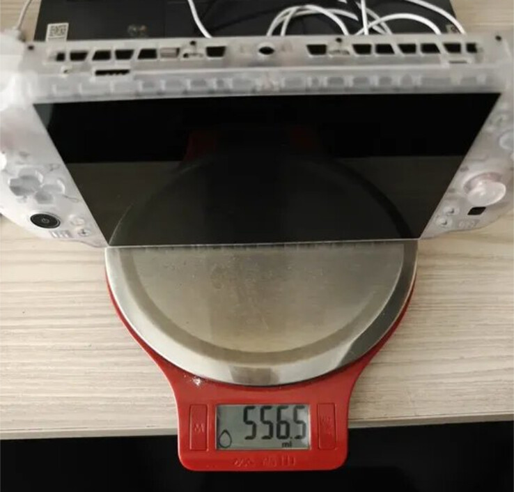 Een GPD Win 5 prototype in een doorschijnend witte afwerking. (Afbeelding bron: GPD via Cary Golomb)