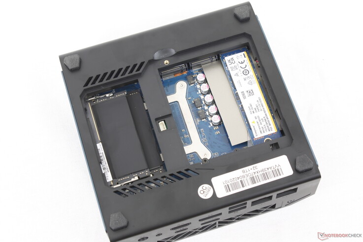 Drie M.2 2280 SSD-sleuven en twee DDR5 SODIMM-sleuven zijn eenvoudig toegankelijk met een kruiskopschroevendraaier