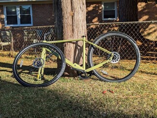 Vulling en kabelbinders worden doorgeknipt om de "Avocado Green" kleurvariant te onthullen (Afbeelding Bron: Stephen Pereyra / Notebookcheck)