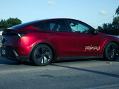 De Tesla Model Y robotaxi in Ultra Red kleur (bron: @AdanGuajardo/X)