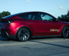 De Tesla Model Y robotaxi in Ultra Red kleur (bron: @AdanGuajardo/X)