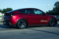 De Tesla Model Y robotaxi in Ultra Red kleur (bron: @AdanGuajardo/X)
