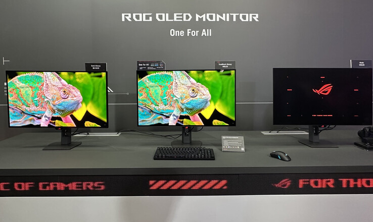 De ROG Strix OLED XG32UCWG en XG32UCWMG te zien op Computex 2025. (Afbeeldingsbron: TFTCentral)
