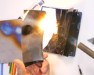 Een smartphone uit het topsegment brandt. (Afbeeldingsbron: JerryRigEverything via YouTube)