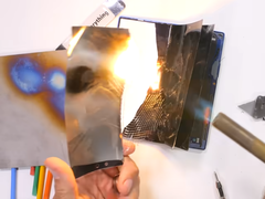 Een smartphone uit het topsegment brandt. (Afbeeldingsbron: JerryRigEverything via YouTube)