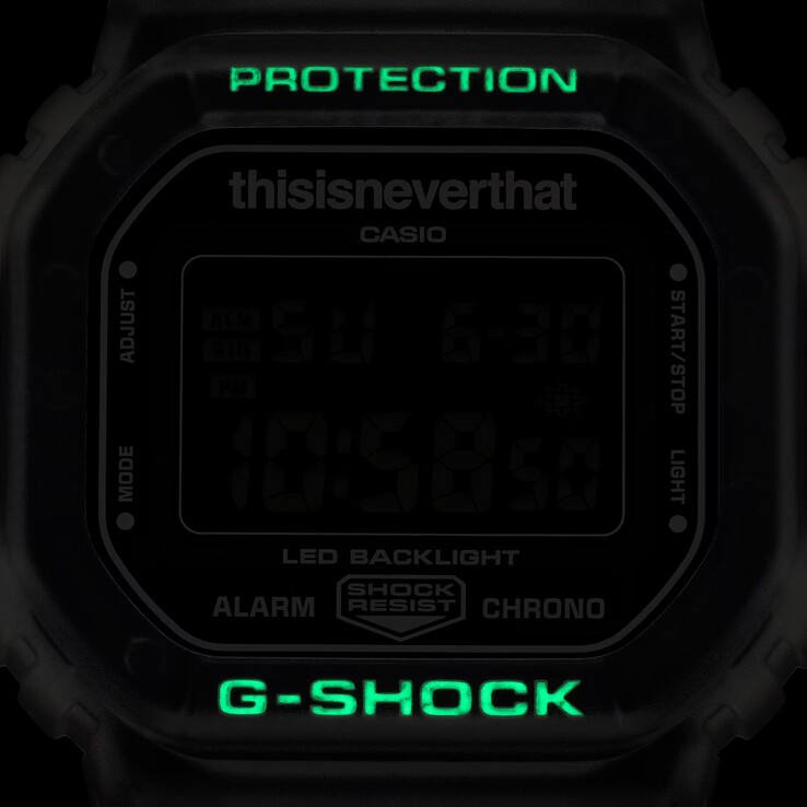 De in het donker oplichtende markeringen op de bezel van de Casio G-Shock DW-5600TNT-7 lichten groen op in een donkere omgeving.