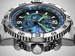 Afgebeeld - een close-up van de wijzerplaat en kast van de Citizen Promaster Sky AT8220-55W tegen een lichtverloop achtergrond. (Afbeelding bron: Citizen HK)