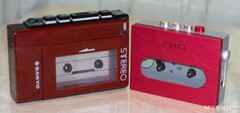 De Sanyo draagbare cassettespeler uit de jaren '80 (links) naast de 2024 Fiio CP13 (rechts). Afbeeldingsbron: MySKU