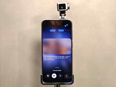 De Honor Robot Phone wordt geleverd met een AI metgezel die kan zien en communiceren via zijn gimbalcamera en avatar op het scherm.