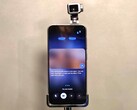 De Honor Robot Phone wordt geleverd met een AI metgezel die kan zien en communiceren via zijn gimbalcamera en avatar op het scherm.