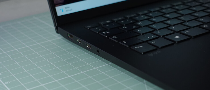 HDMI, 2 x USB-C met Thunderbolt, DP en PD, 3,5-mm-koptelefoonaansluiting