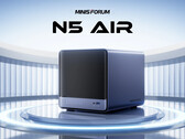 De startprijs van de N5 Air is $499. Afgebeeld: een promofoto van de NAS waarop de voorkant en een van de zijkanten te zien zijn. (Afbeeldingsbron: Minisforum)