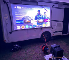 De Nebula X1 projector van Anker kan ook buiten worden gebruikt (Afbeelding bron: Marcus Schwarten / Notebookcheck)